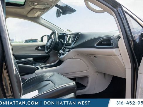 Used 2023 Chrysler Pacifica Limited image 21