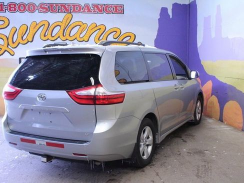 Used 2019 Toyota Sienna LE image 7
