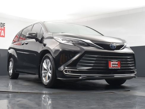 Used 2024 Toyota Sienna Limited AWD/4WD image 38
