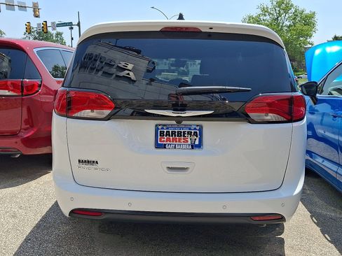 Used 2027 Chrysler Pacifica LX FWD image 3
