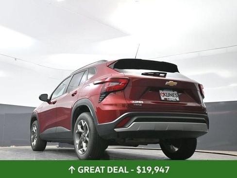 Used 2025 Chevrolet Trax LT FWD image 58