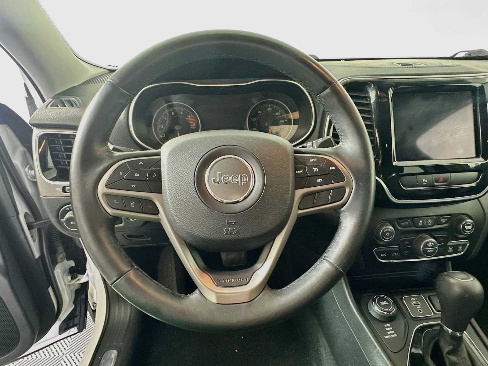 Used 2019 Jeep Cherokee Limited AWD/4WD image 9