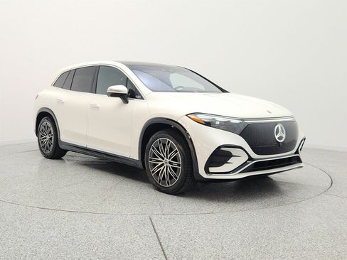 Used 2023 Mercedes-Benz EQS 580 4MATIC SUV image 3