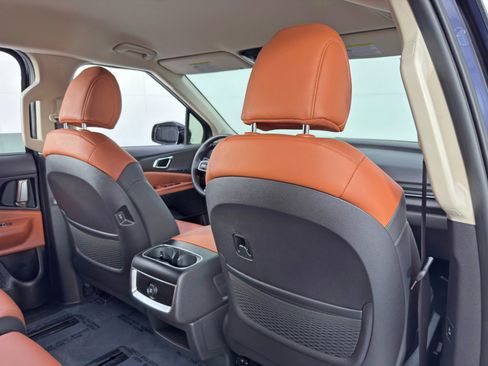 Used 2025 Kia Carnival EX image 42