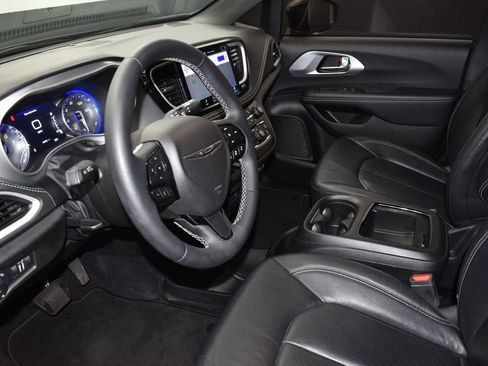 Used 2022 Chrysler Pacifica Touring-L w/ S Appearance Package image 12