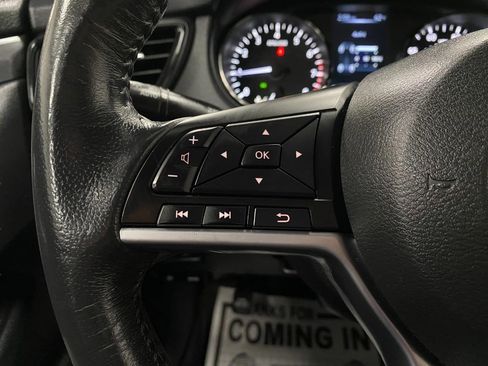 Used 2017 Nissan Rogue SV AWD/4WD image 16