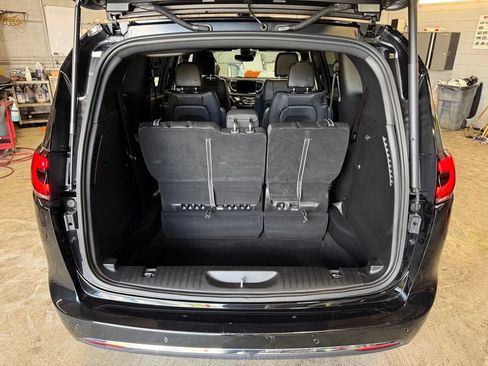 Used 2026 Chrysler Pacifica Select FWD image 33