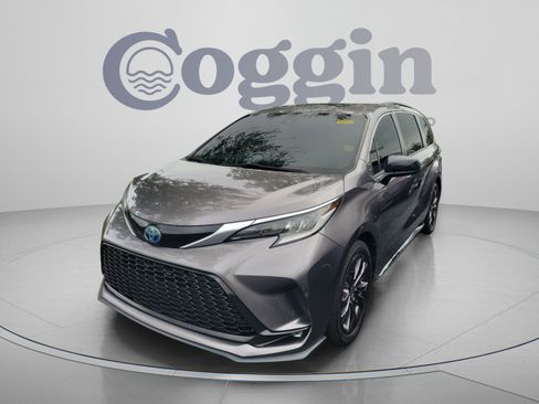 Used 2022 Toyota Sienna XSE FWD image 1