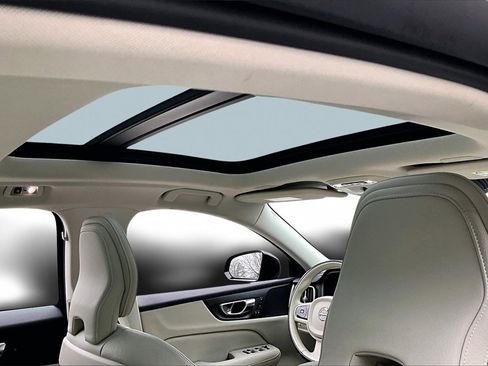 Used 2020 Volvo S60 T5 Momentum image 15