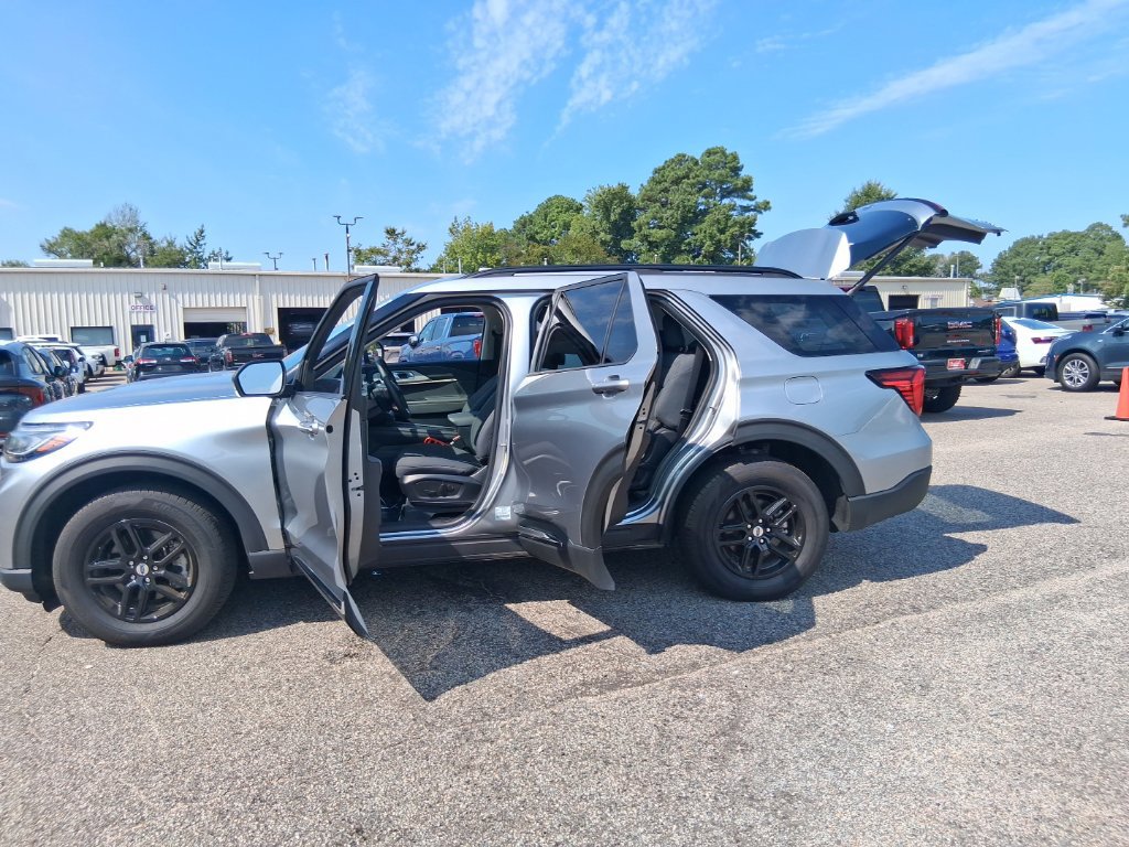 Used 2025 Ford Explorer Active AWD/4WD image 23