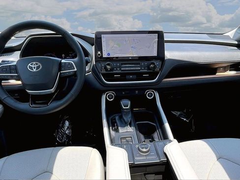 Used 2025 Toyota Grand Highlander AWD image 9