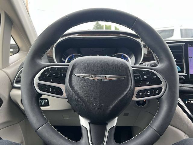 Used 2022 Chrysler Pacifica Limited FWD image 10