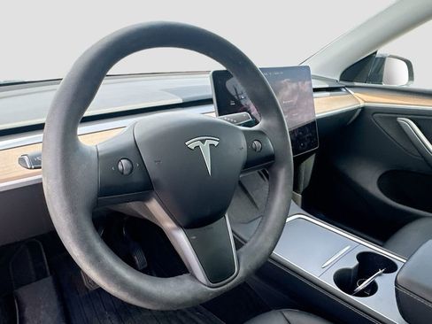 Used 2024 Tesla Model Y Long Range AWD/4WD image 9