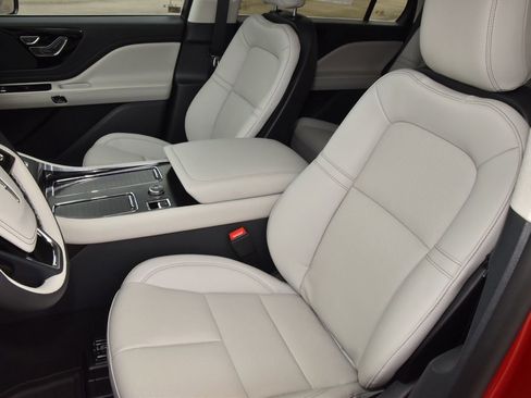 New 2026 Lincoln Aviator AWD image 32