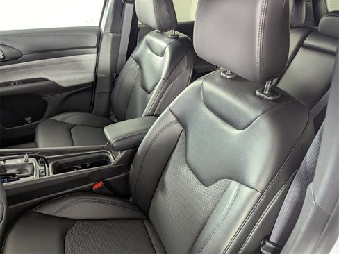 New 2026 Jeep Compass Latitude image 11