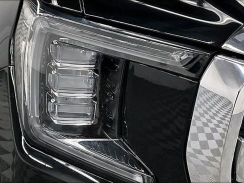 Used 2022 GMC Yukon SLT w/ SLT Luxury Package image 35