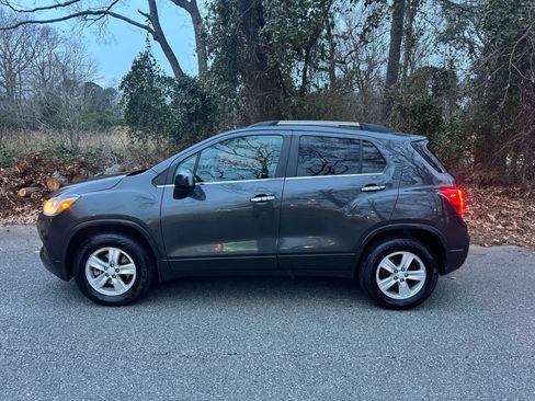 Used 2017 Chevrolet Trax LT w/ LT Convenience Package image 10