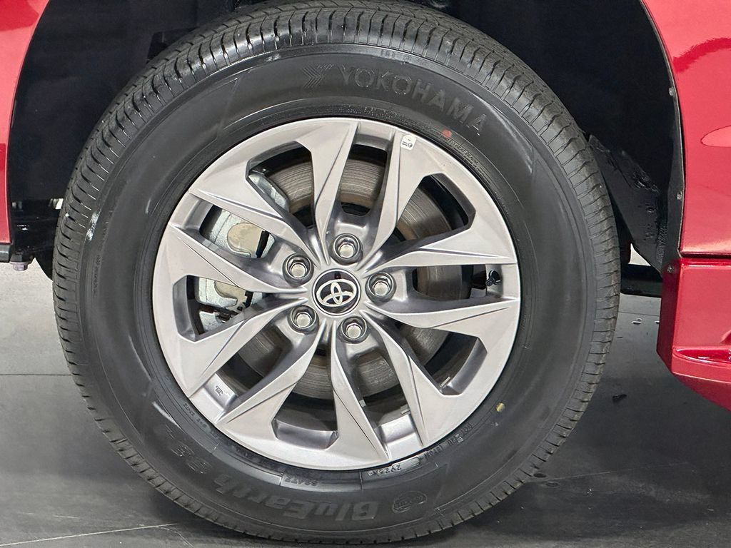 Used 2026 Toyota Sienna XLE FWD image 11