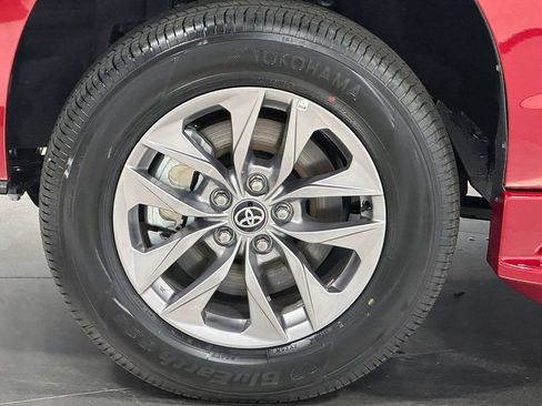 Used 2026 Toyota Sienna XLE FWD image 11