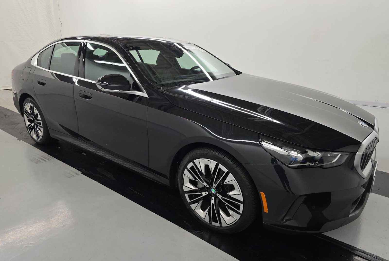 Used 2025 BMW 540i xDrive w/ Premium Package AWD/4WD image 3