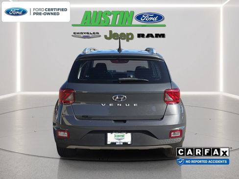Used 2025 Hyundai Venue SEL FWD image 4