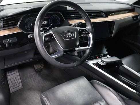 Used 2019 Audi e-tron Prestige w/ Prestige Package AWD/4WD image 4