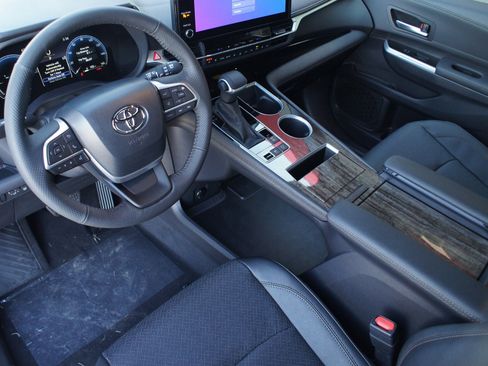 Used 2026 Toyota Sienna Limited AWD/4WD image 14