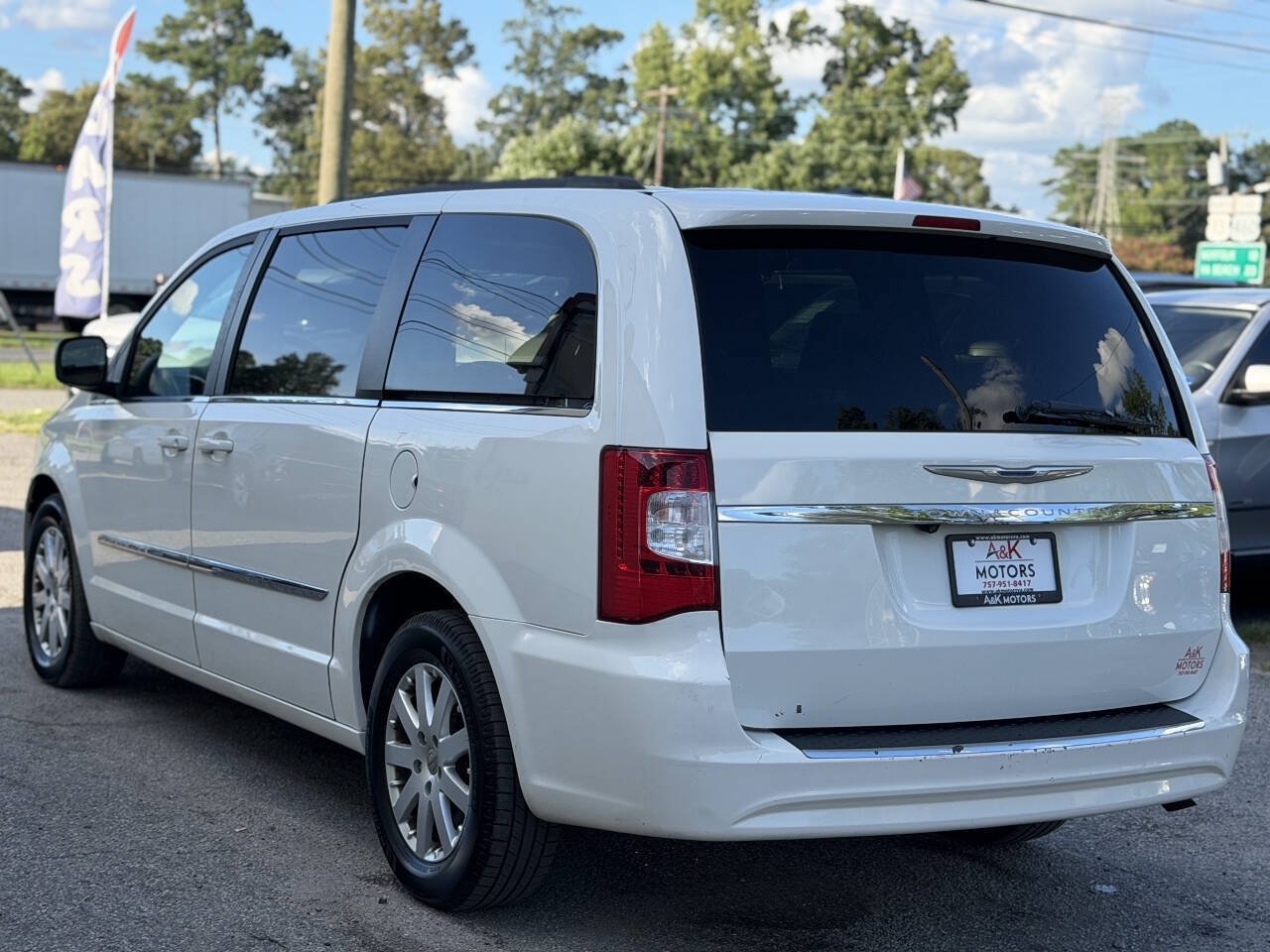 Used 2013 Chrysler Town & Country Touring FWD image 6
