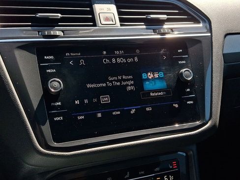 Certified 2023 Volkswagen Tiguan SE w/ Panoramic Sunroof Package AWD/4WD image 17