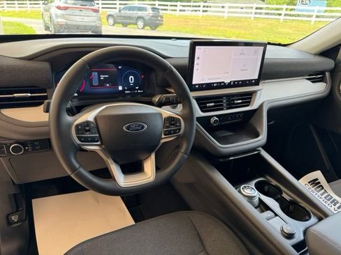 Used 2025 Ford Explorer Active AWD/4WD image 16