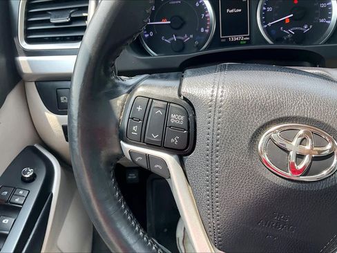 Used 2019 Toyota Highlander Plus FWD image 22