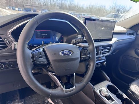 Certified 2023 Ford Escape SE w/ PHEV Premium Package image 8