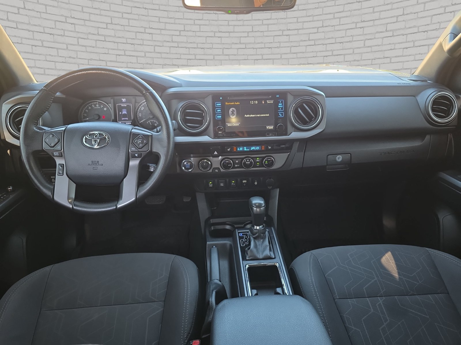 Used 2017 Toyota Tacoma TRD Off-Road w/ Premium & Technology Package AWD/4WD image 11