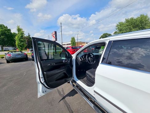 Used 2013 Jeep Grand Cherokee Laredo w/ Laredo E Group AWD/4WD image 18