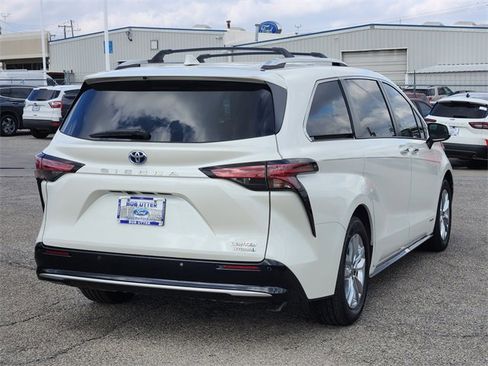 Used 2021 Toyota Sienna Limited image 5