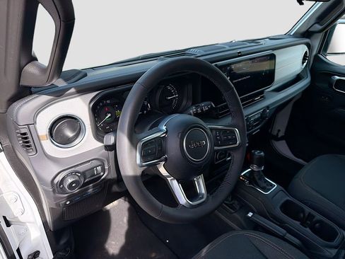 Used 2025 Jeep Wrangler Unlimited Sahara AWD/4WD image 9