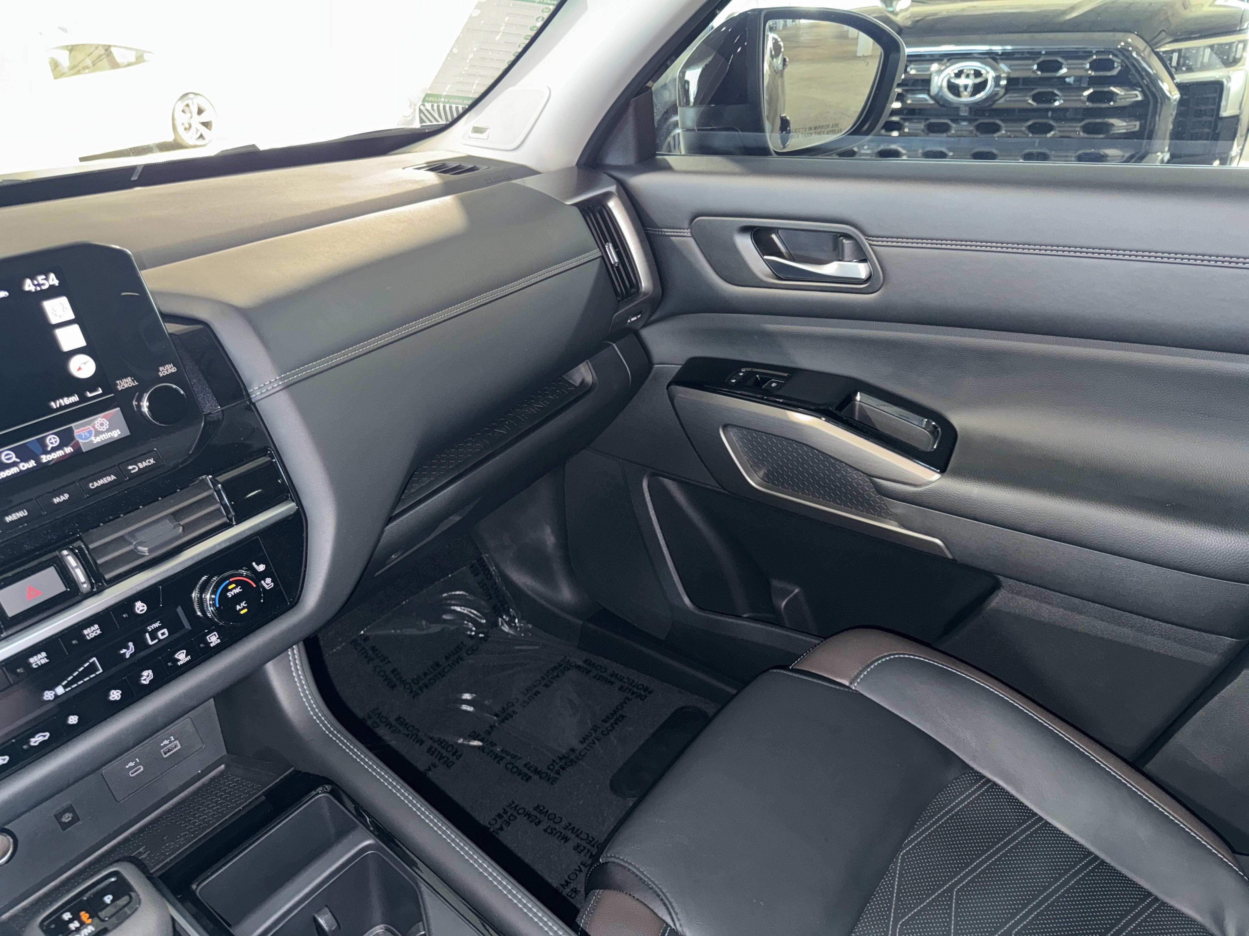 Used 2024 Nissan Pathfinder Platinum FWD image 26