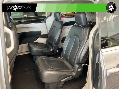 Used 2017 Chrysler Pacifica Touring-L FWD image 21