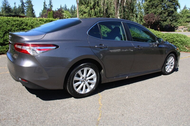 Used 2018 Toyota Camry LE FWD image 3