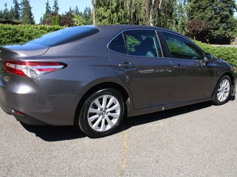 Used 2018 Toyota Camry LE FWD image 3