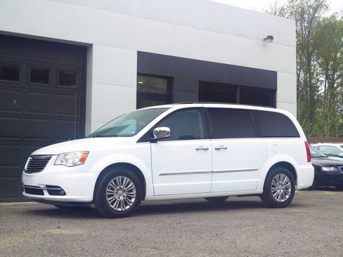 Used 2016 Chrysler Town & Country Touring-L FWD image 1