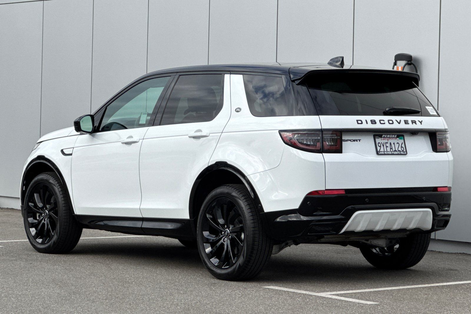 Used 2025 Land Rover Discovery Sport Dynamic SE AWD/4WD image 3