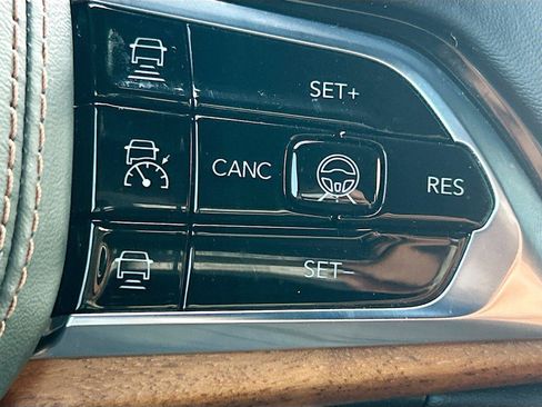 Used 2023 Jeep Grand Cherokee Summit AWD/4WD image 39