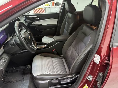 Certified 2025 Chevrolet Trax LT w/ LT Convenience Package FWD image 19