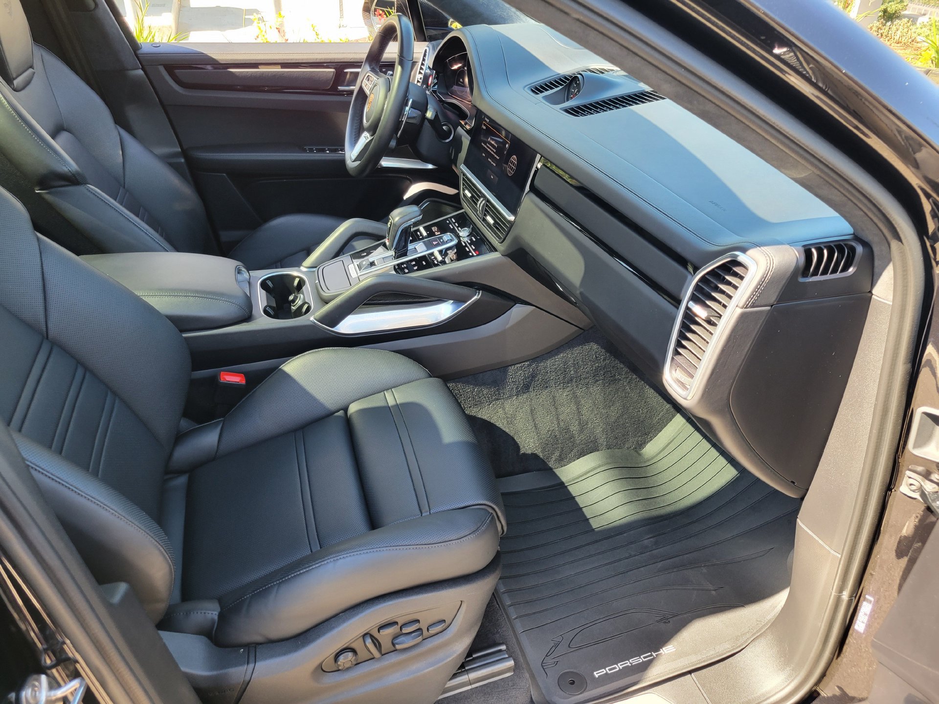 Certified 2022 Porsche Cayenne Turbo AWD/4WD image 28