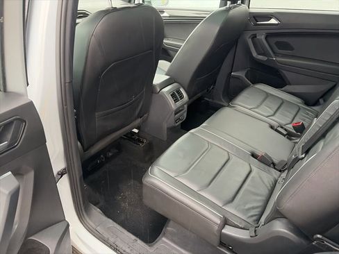 Used 2018 Volkswagen Tiguan SEL Premium w/ R-Line Package image 9