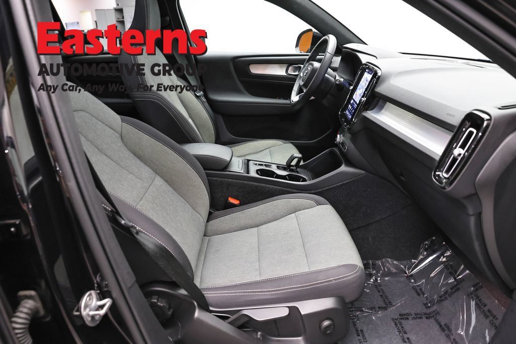Used 2024 Volvo XC40 B5 Core AWD/4WD image 27