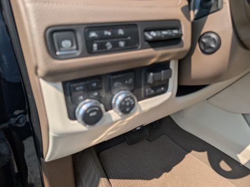 Used 2023 GMC Yukon XL Denali AWD/4WD image 24
