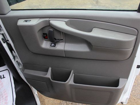 Used 2014 Chevrolet Express 2500 RWD image 16