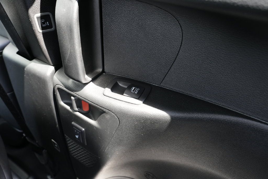 Used 2025 Chrysler Pacifica Limited FWD image 40